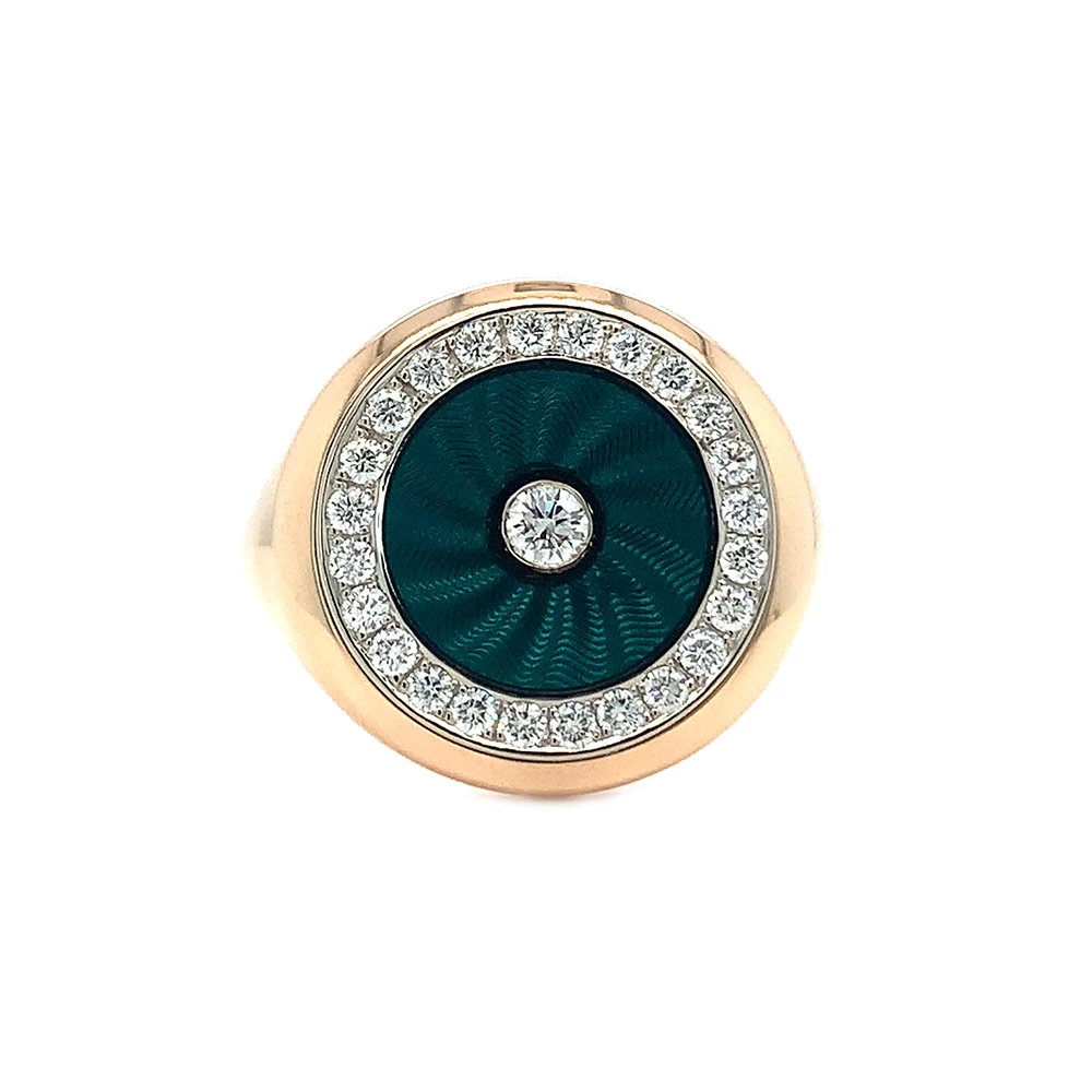 Eleganter runder Ring aus Roségold mit transluzider smaragdgrüner Emaille und feinem Wellenmuster. Das Inlay ist von 25 funkelnden Brillanten eingefasst. Die Ringschiene ist unterhalb des Ringkopfes tailliert und auf der Unterseite verbreitert, was Komfort und eine markante Form verleiht.