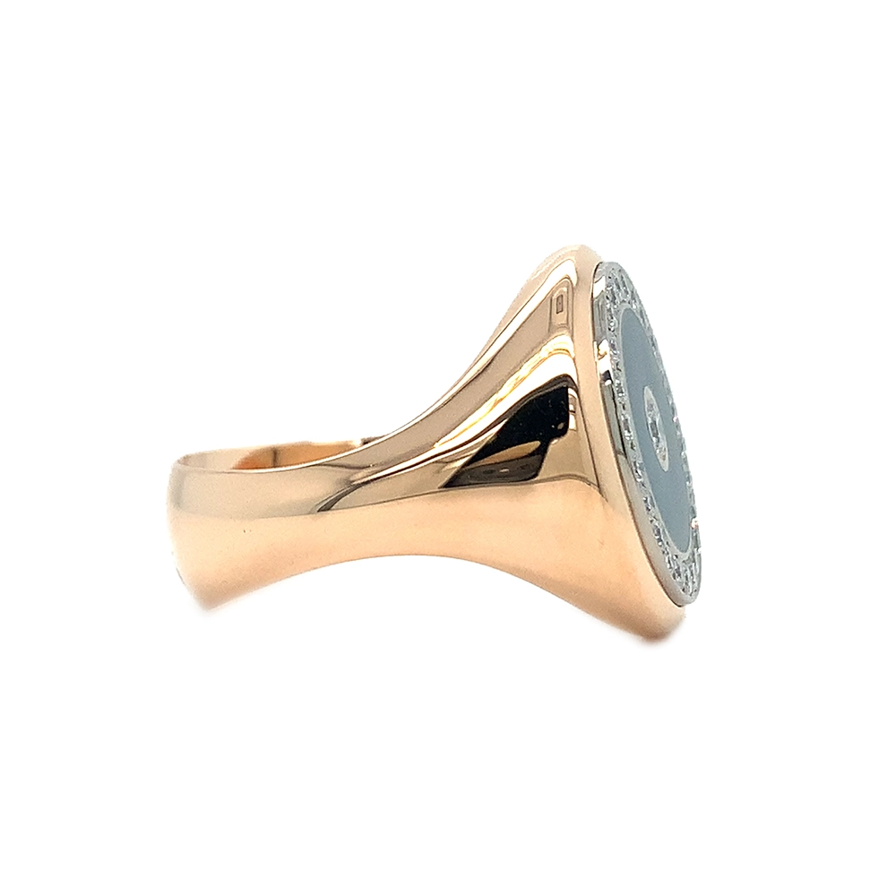 Eleganter runder Ring aus Roségold mit transluzider smaragdgrüner Emaille und feinem Wellenmuster. Das Inlay ist von 25 funkelnden Brillanten eingefasst. Die Ringschiene ist unterhalb des Ringkopfes tailliert und auf der Unterseite verbreitert, was Komfort und eine markante Form verleiht.