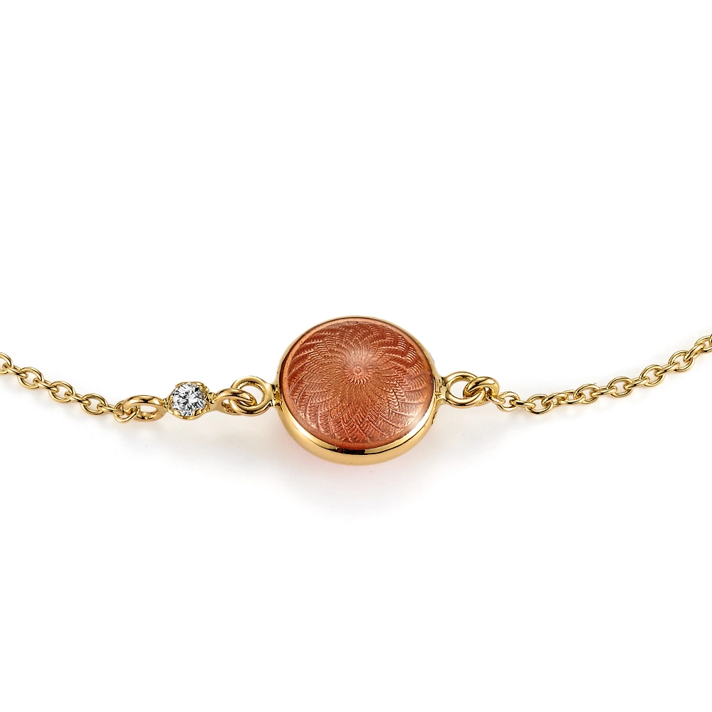 Rundes Armband Candy aus Gelbgold mit beidseitig emaillierter, rosafarbener Feueremaille über Windmühlen-Guilloché, funkelndem Brillant in der Ankerkette und guillochiertem Sechseck-Plättchen am Verschluss, Durchmesser 20,2 mm, Länge 19 cm.