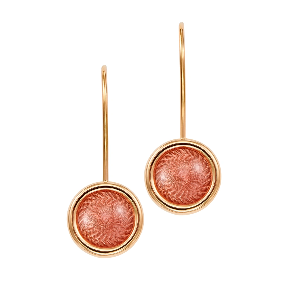 Runde Ohrhaken Candy aus Roségold mit leicht gewölbter rosafarbener Feueremaille über Windmühlen-Guilloché, Durchmesser 11 mm.