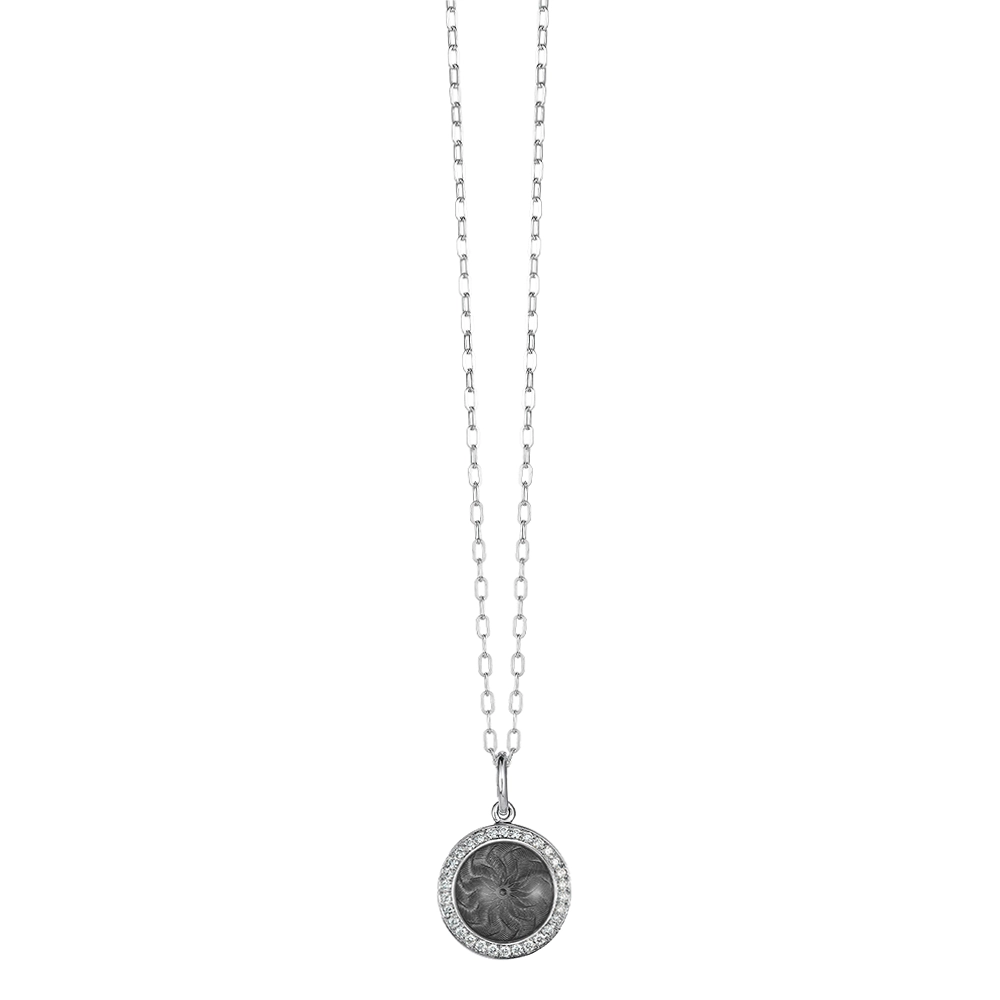 Runder Anhänger Trance aus Weißgold mit konkav gewölbter tahitigrauer Feueremaille über Windmühlen Guilloché und feinem Brillantkranz, Durchmesser 12,5 mm.