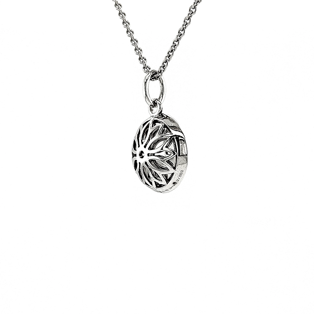 Runder Anhänger Trance aus Weißgold mit konkav gewölbter tahitigrauer Feueremaille über Windmühlen Guilloché und feinem Brillantkranz, Durchmesser 12,5 mm.