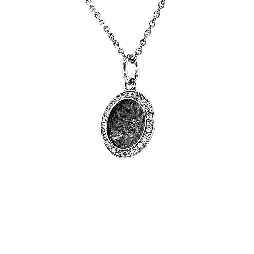 Runder Anhänger Trance aus Weißgold mit konkav gewölbter tahitigrauer Feueremaille über Windmühlen Guilloché und feinem Brillantkranz, Durchmesser 12,5 mm.