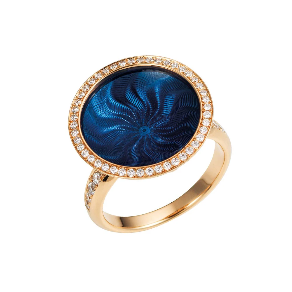 Ring Trance aus Weißgold mit gelbgoldener Basis unter der konkav gewölbten mediumblauen Feueremaille, Windmühlen Guilloché und umlaufendem Brillantkranz, Ringkopf Durchmesser 18,4 mm.