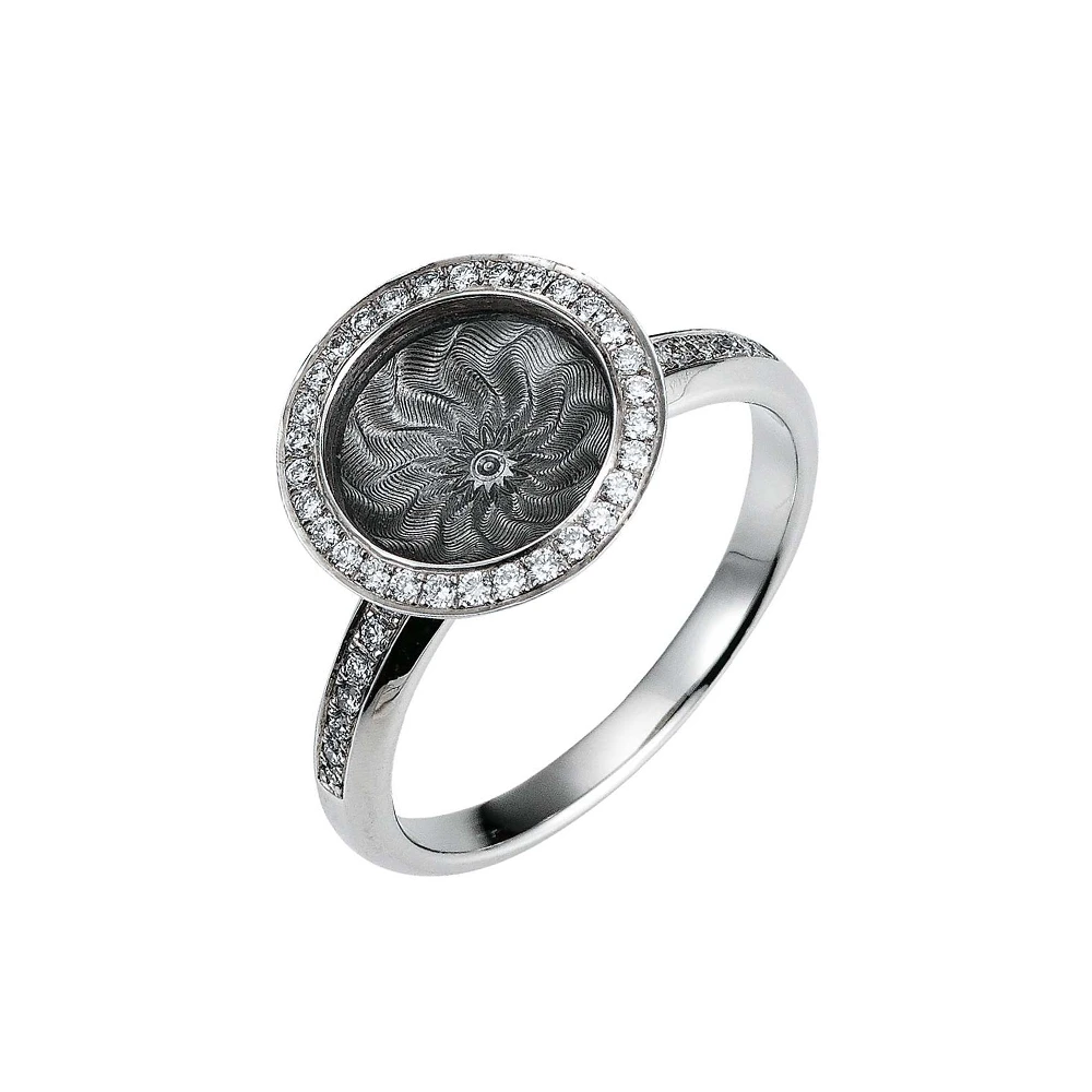 Ring Trance aus Weißgold mit konkav gewölbter tahitigrauer Feueremaille über Windmühlen Guilloché, Brillantkranz auf dem Ringkopf und Brillanten auf der Ringschiene.