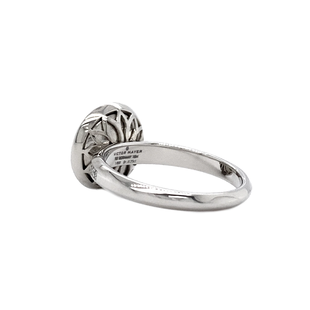 Ring Trance aus Weißgold mit konkav gewölbter tahitigrauer Feueremaille über Windmühlen Guilloché, Brillantkranz auf dem Ringkopf und Brillanten auf der Ringschiene.