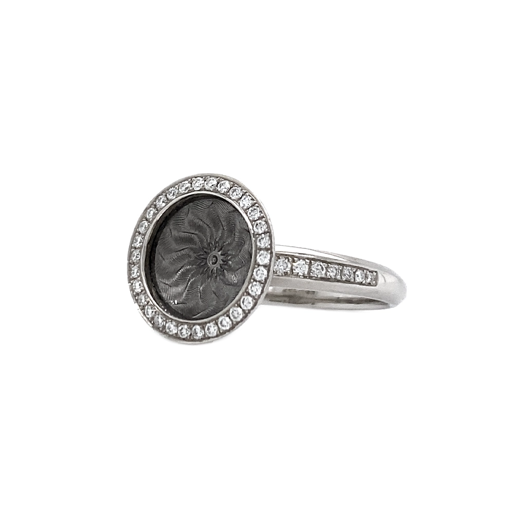 Ring Trance aus Weißgold mit konkav gewölbter tahitigrauer Feueremaille über Windmühlen Guilloché, Brillantkranz auf dem Ringkopf und Brillanten auf der Ringschiene.