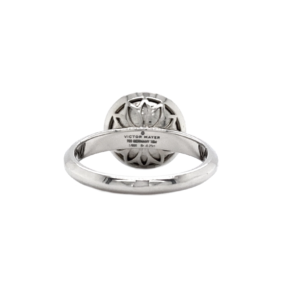 Ring Trance aus Weißgold mit konkav gewölbter tahitigrauer Feueremaille über Windmühlen Guilloché, Brillantkranz auf dem Ringkopf und Brillanten auf der Ringschiene.