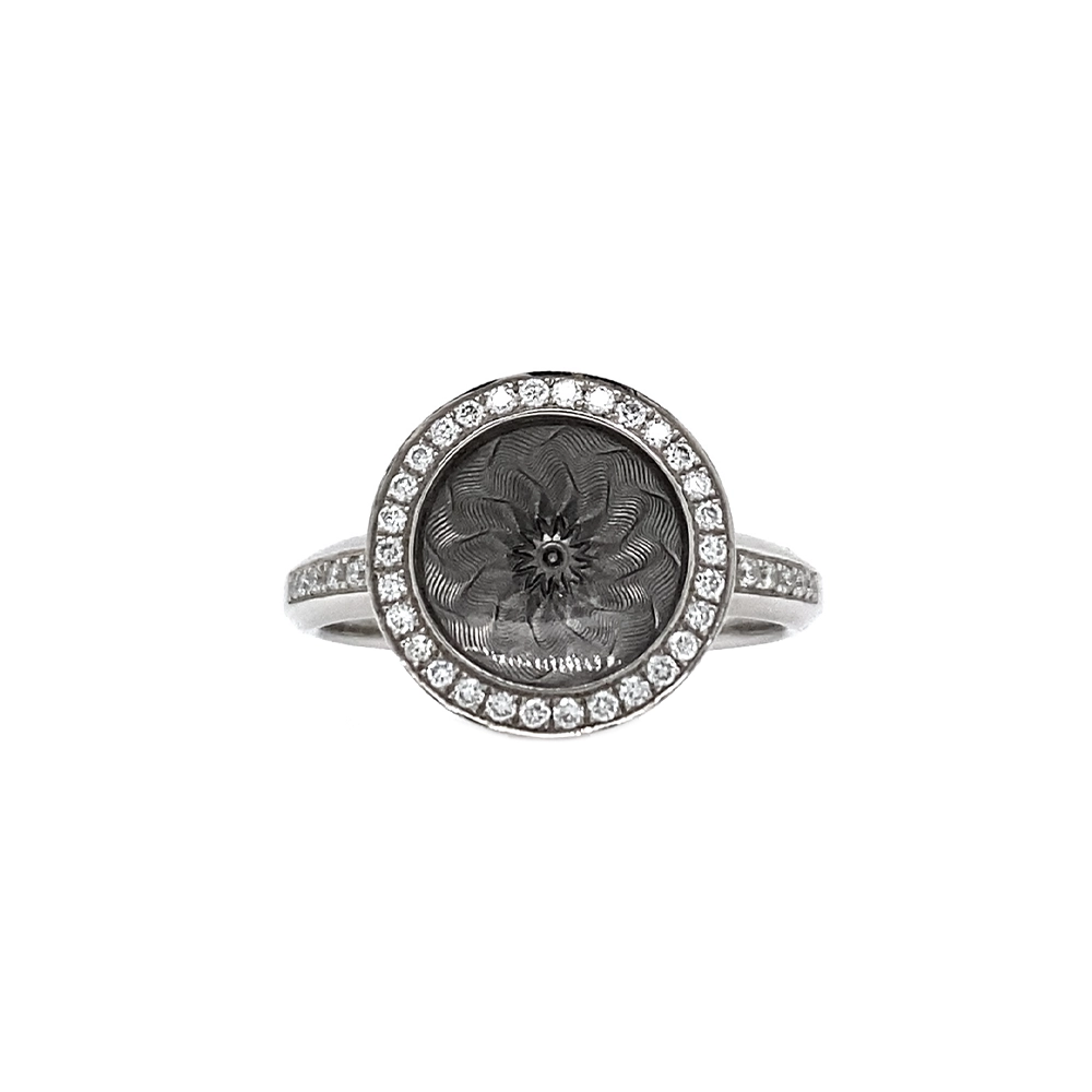 Ring Trance aus Weißgold mit konkav gewölbter tahitigrauer Feueremaille über Windmühlen Guilloché, Brillantkranz auf dem Ringkopf und Brillanten auf der Ringschiene.