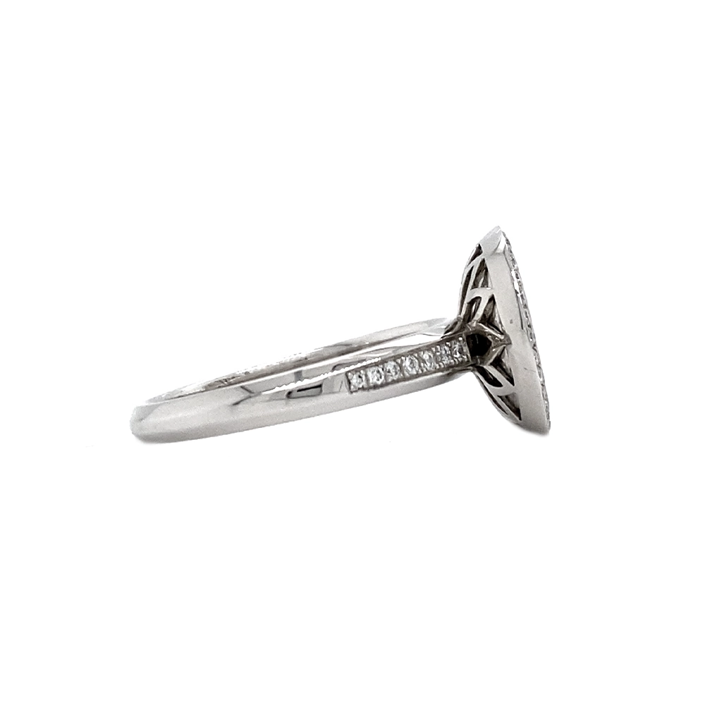 Ring Trance aus Weißgold mit konkav gewölbter tahitigrauer Feueremaille über Windmühlen Guilloché, Brillantkranz auf dem Ringkopf und Brillanten auf der Ringschiene.