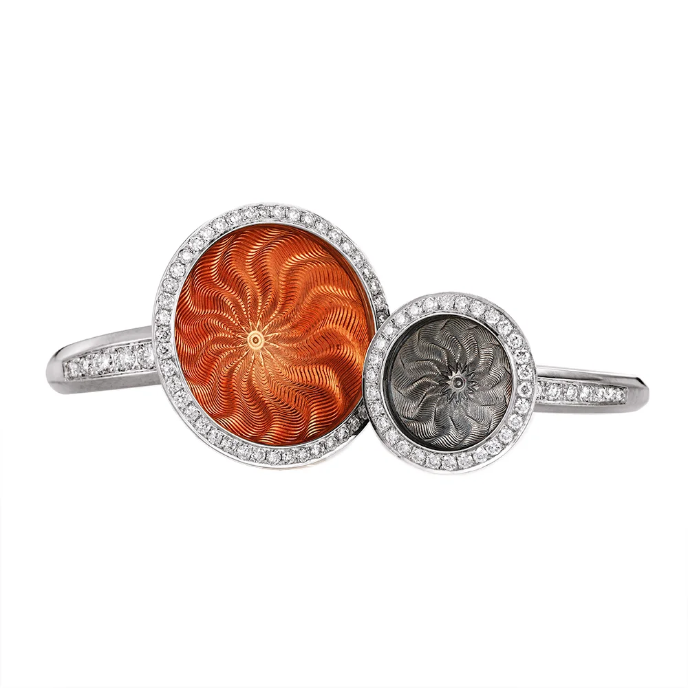 Trance-Ring aus Weißgold, mit konkaver, durchscheinender rosa Emaille über Windmühlen-Guilloché und einem umgebenden Diamantenkreis, Durchmesser 18,4 mm. Und mit konkaver, durchscheinender tahitigrauer Emaille über Windmühlen-Guilloché und einem umgebenden Diamantenkreis, Durchmesser 12,5 mm.