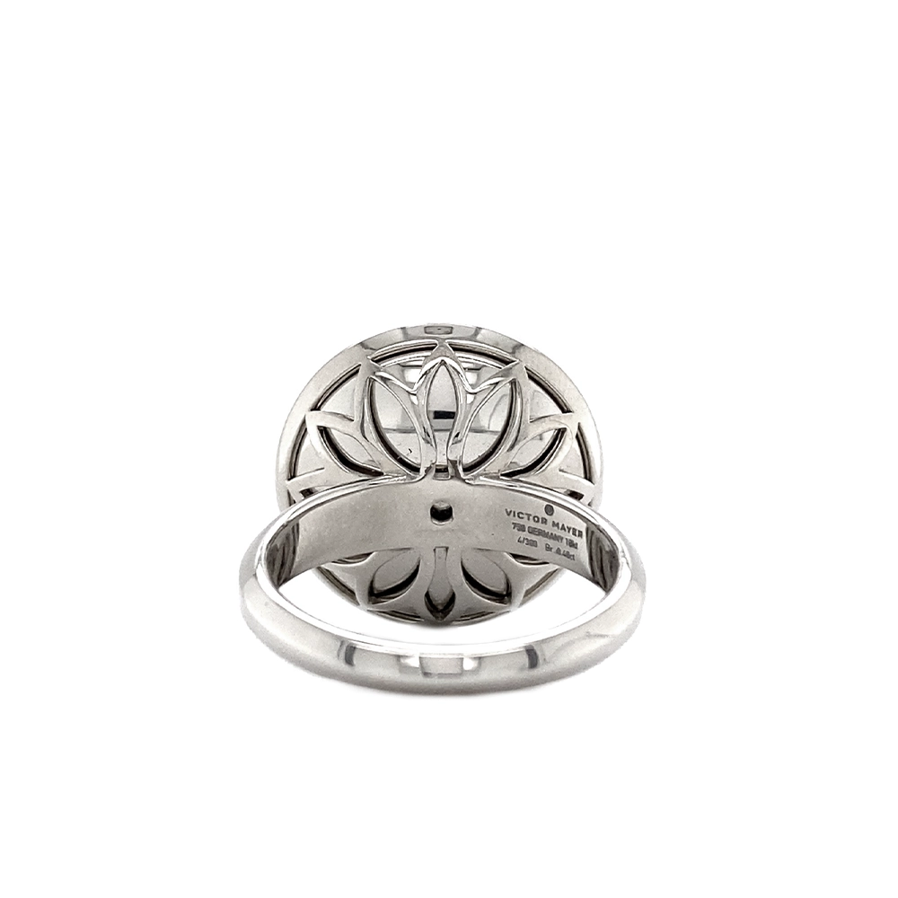 Ring Trance aus Weißgold mit gelbgoldener Basis unter der konkav gewölbten rosa Feueremaille, Windmühlen Guilloché und umlaufendem Brillantkranz, Ringkopf Durchmesser 18,4 mm.