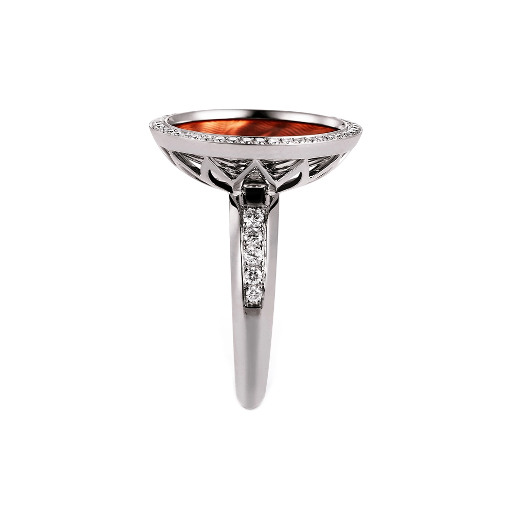 Ring Trance aus Weißgold mit gelbgoldener Basis unter der konkav gewölbten rosa Feueremaille, Windmühlen Guilloché und umlaufendem Brillantkranz, Ringkopf Durchmesser 18,4 mm.