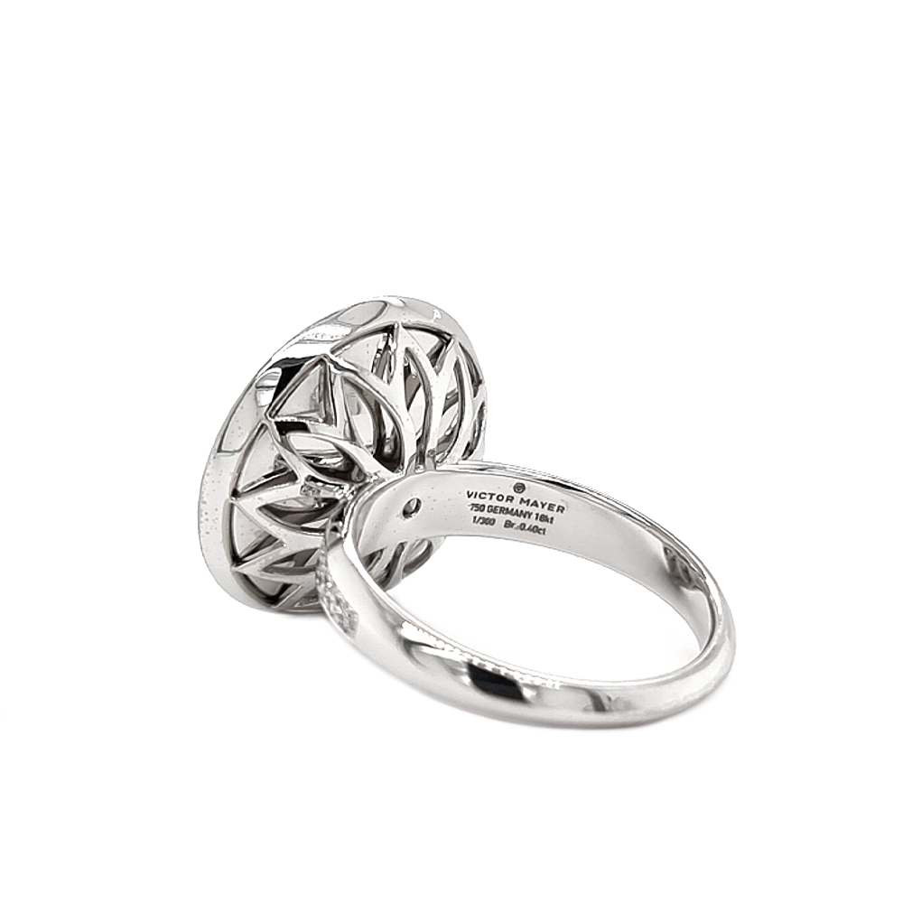 Ring Trance aus Weißgold mit gelbgoldener Basis unter der konkav gewölbten tahitigrauen Feueremaille, Windmühlen Guilloché und umlaufendem Brillantkranz, Ringkopf Durchmesser 18,4 mm.