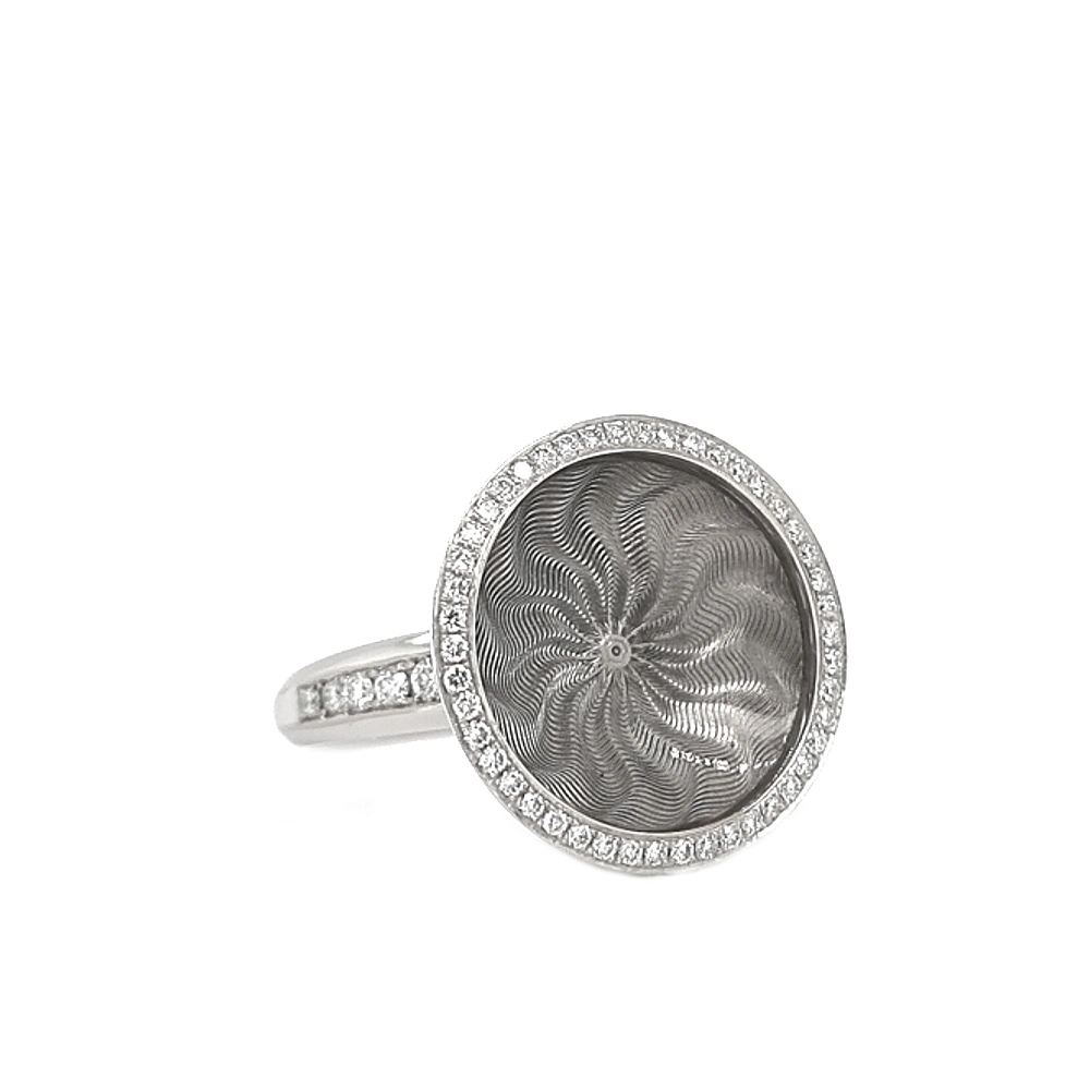 Ring Trance aus Weißgold mit gelbgoldener Basis unter der konkav gewölbten tahitigrauen Feueremaille, Windmühlen Guilloché und umlaufendem Brillantkranz, Ringkopf Durchmesser 18,4 mm.