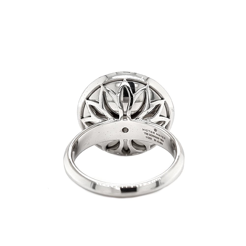 Ring Trance aus Weißgold mit gelbgoldener Basis unter der konkav gewölbten tahitigrauen Feueremaille, Windmühlen Guilloché und umlaufendem Brillantkranz, Ringkopf Durchmesser 18,4 mm.