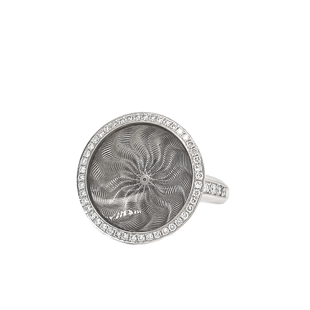 Ring Trance aus Weißgold mit gelbgoldener Basis unter der konkav gewölbten tahitigrauen Feueremaille, Windmühlen Guilloché und umlaufendem Brillantkranz, Ringkopf Durchmesser 18,4 mm.