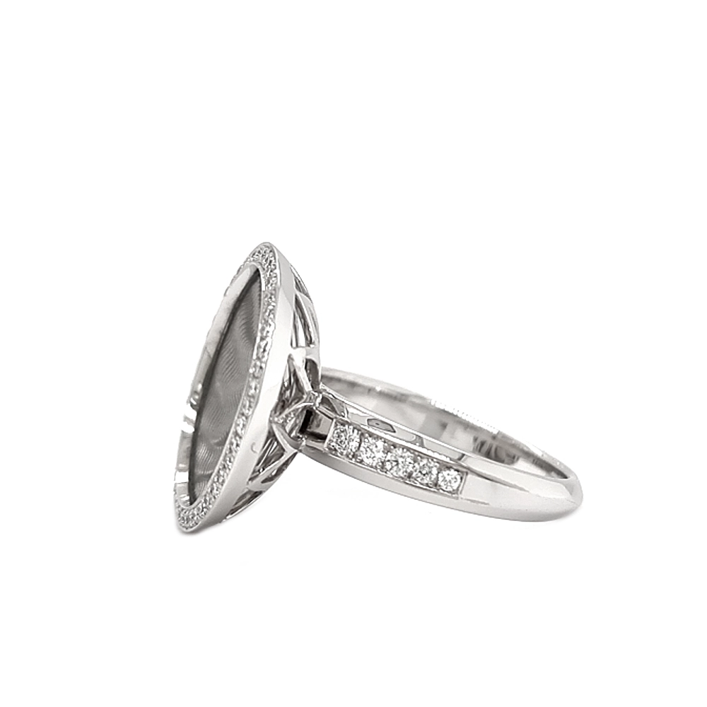 Ring Trance aus Weißgold mit gelbgoldener Basis unter der konkav gewölbten tahitigrauen Feueremaille, Windmühlen Guilloché und umlaufendem Brillantkranz, Ringkopf Durchmesser 18,4 mm.
