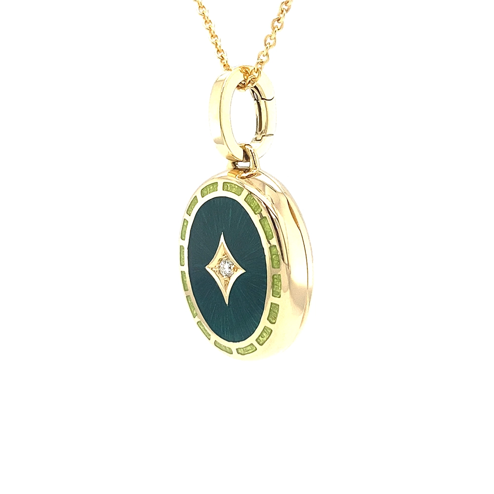 Ovales Medaillon-Collier in Gelbgold, grün lackiert mit einem Brilllant bestezt