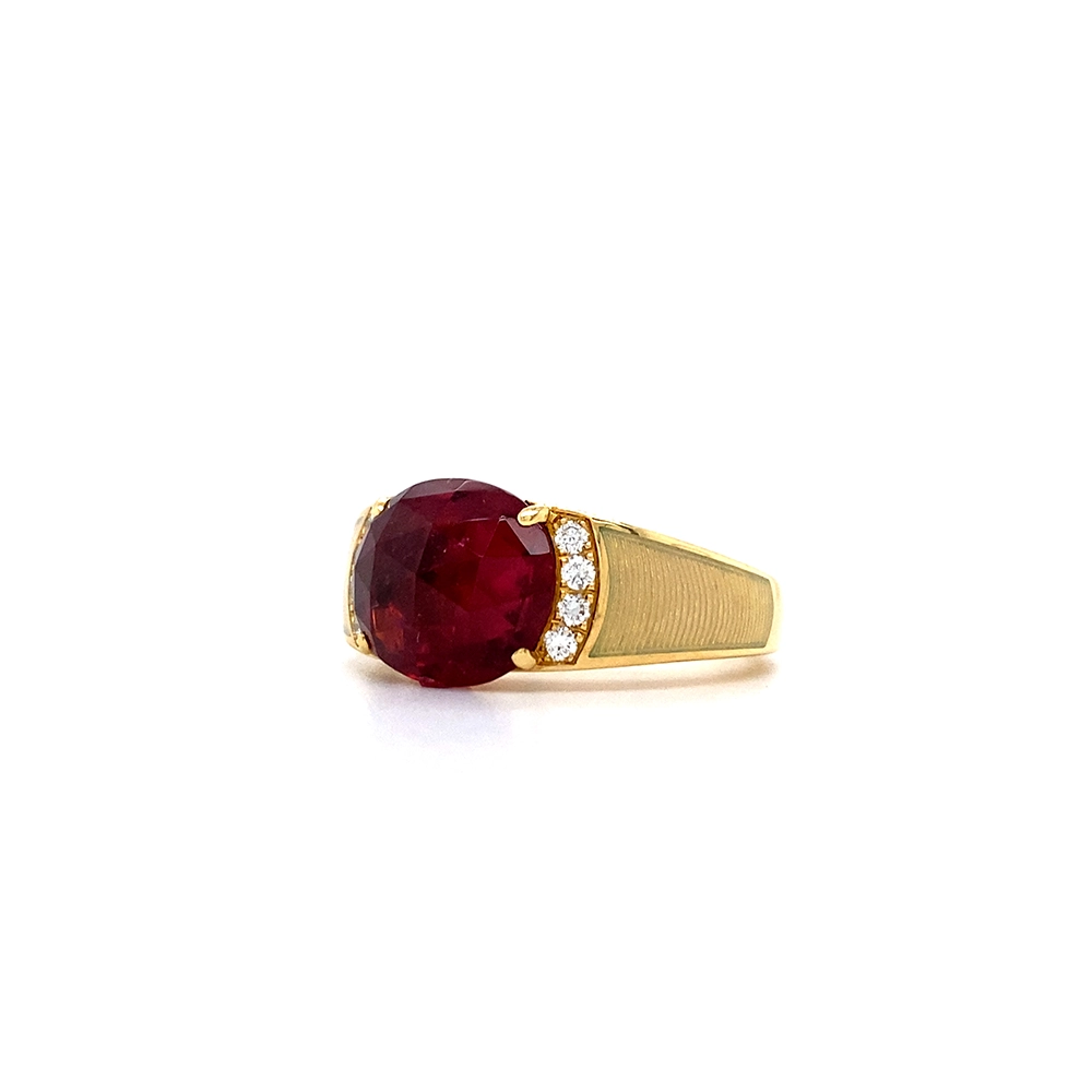 Ring aus Gelbgold mit weißer Farbe verziert mit Brillanten und einem roten Edelstein