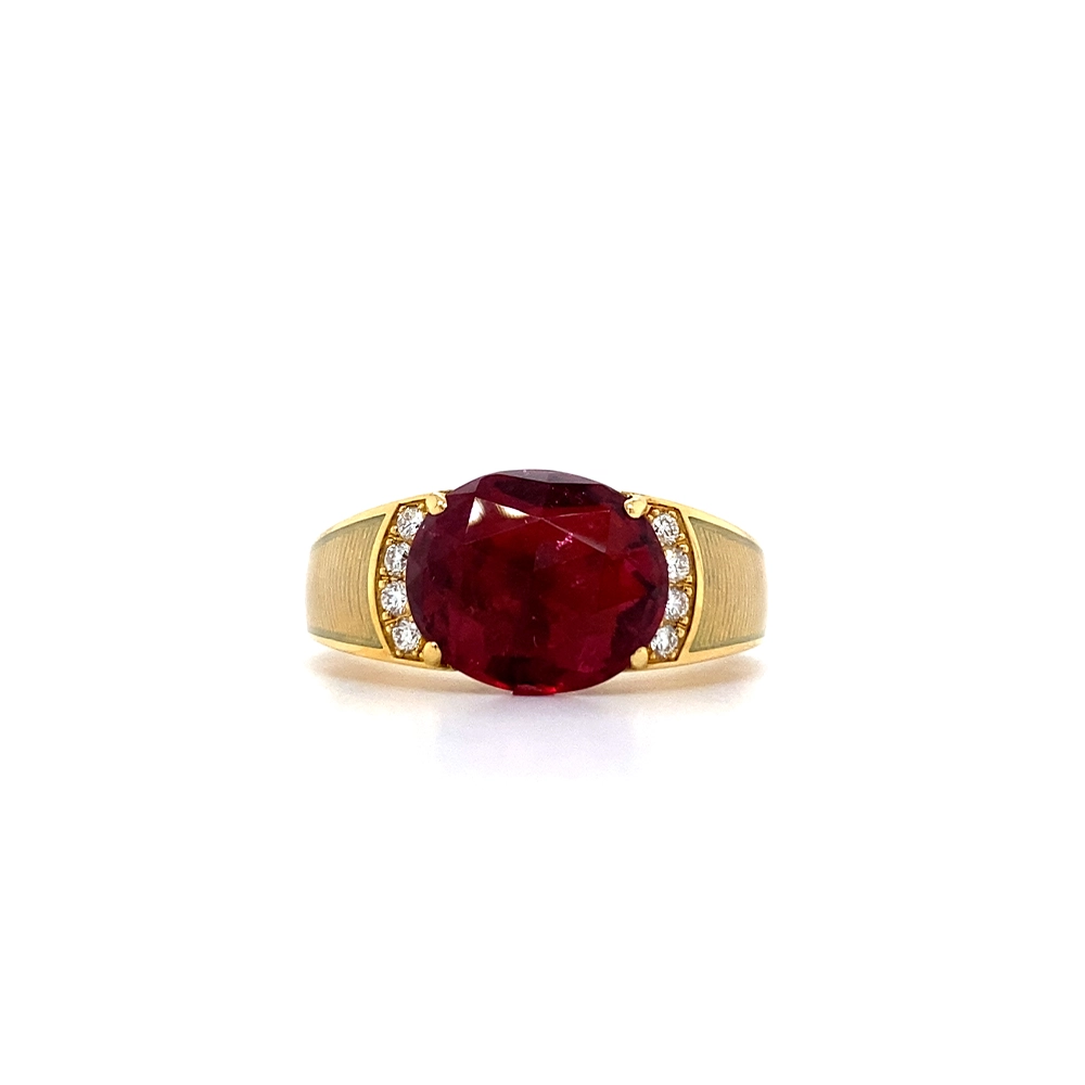 Ring aus Gelbgold mit weißer Farbe verziert mit Brillanten und einem roten Edelstein