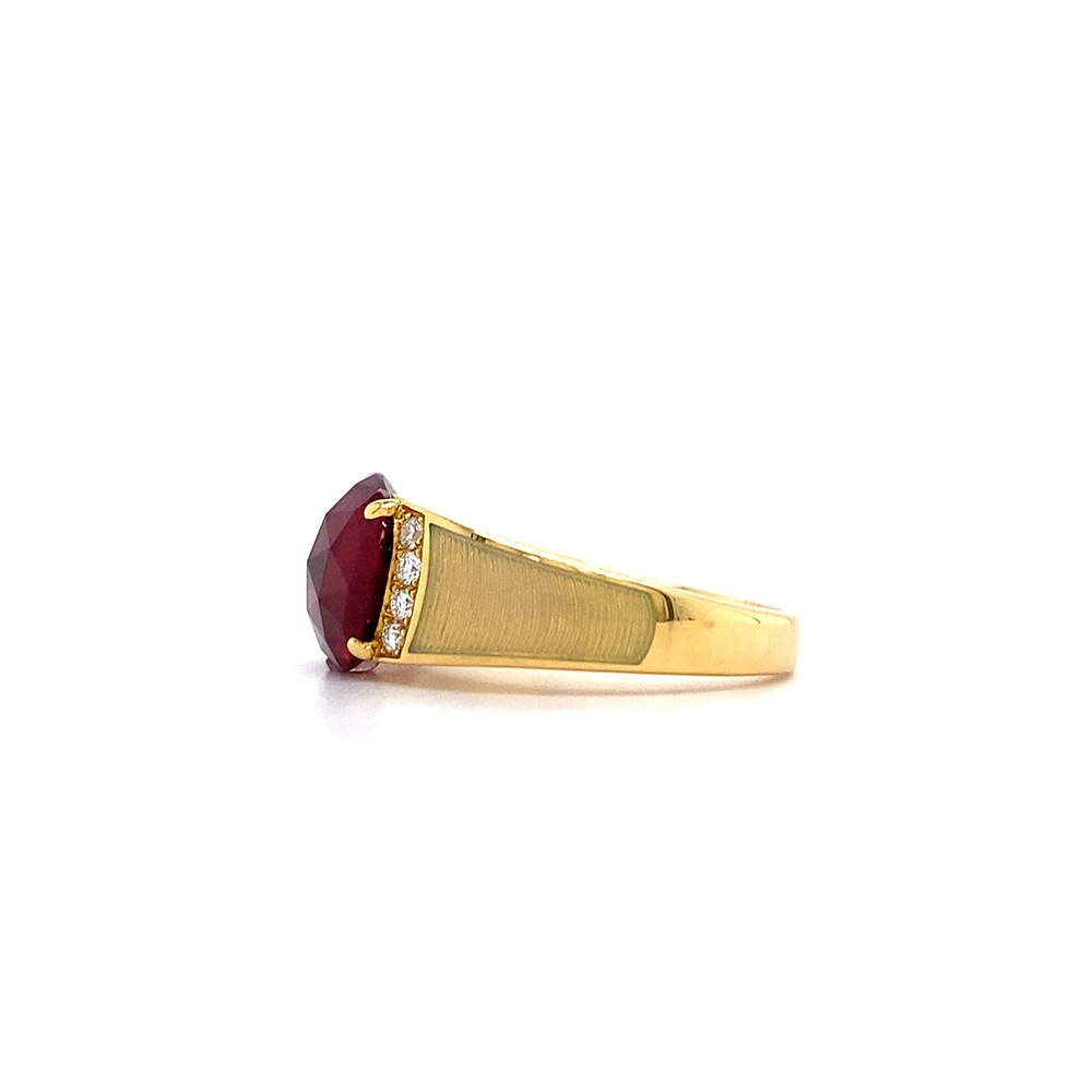Ring aus Gelbgold mit weißer Farbe verziert mit Brillanten und einem roten Edelstein