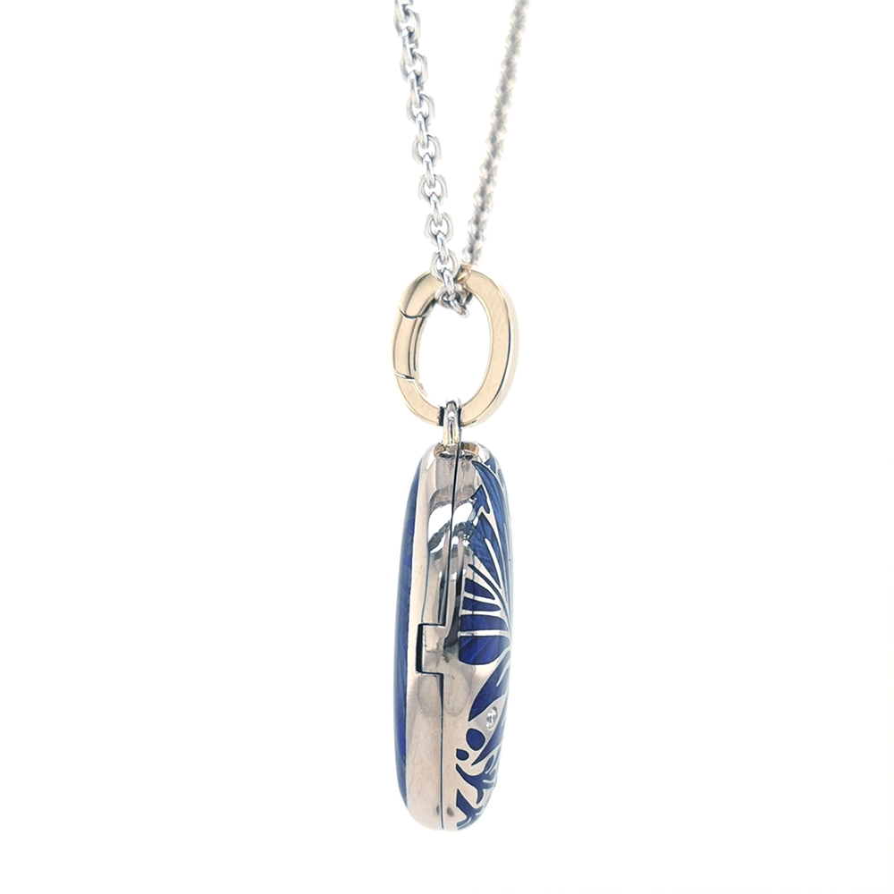 Ovaler Anhänger aus Weißgold mit blauer Farbe und Brillanten.