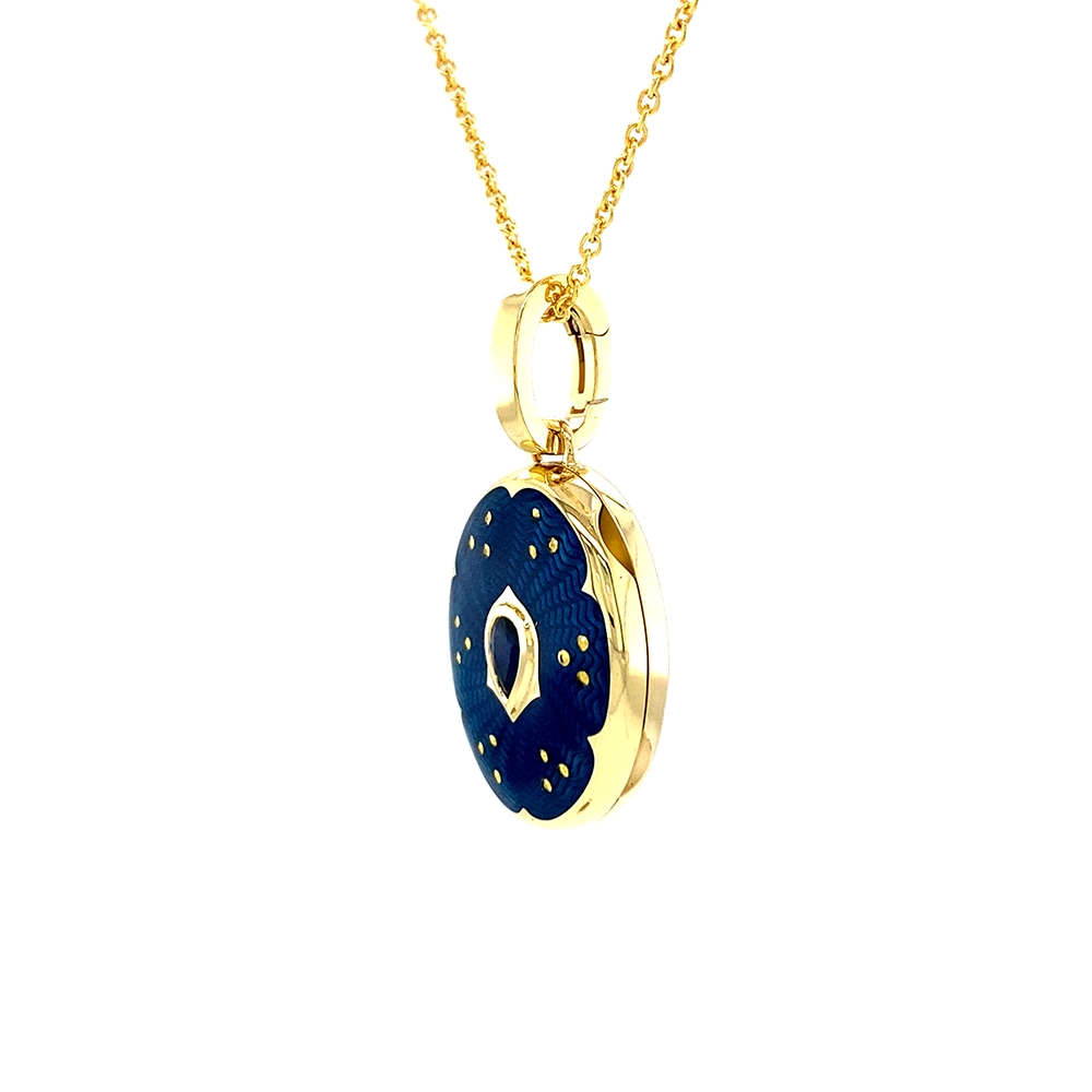 Ovaler Medaillon-Anhänger aus Gelbgold, blau lackiert mit einer vielzahl kleiner goldener Punkte und mit einem tropfenförmigen blauen Edelstein in der Mitte.