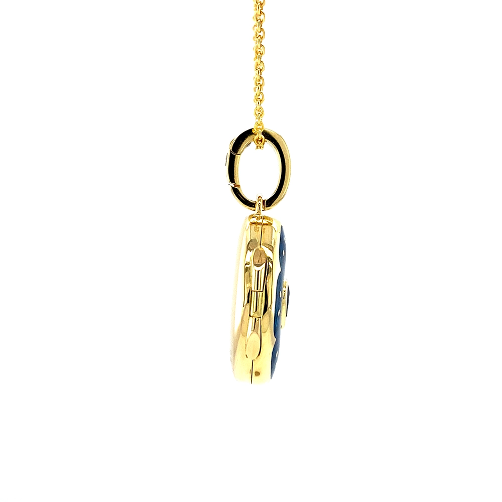 Ovaler Medaillon-Anhänger aus Gelbgold, blau lackiert mit einer vielzahl kleiner goldener Punkte und mit einem tropfenförmigen blauen Edelstein in der Mitte.
