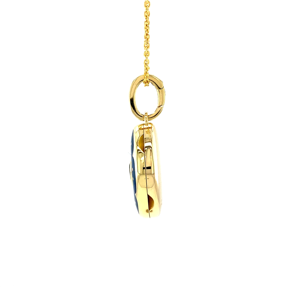 Ovaler Medaillon-Anhänger aus Gelbgold, blau lackiert mit einer vielzahl kleiner goldener Punkte und mit einem tropfenförmigen blauen Edelstein in der Mitte.