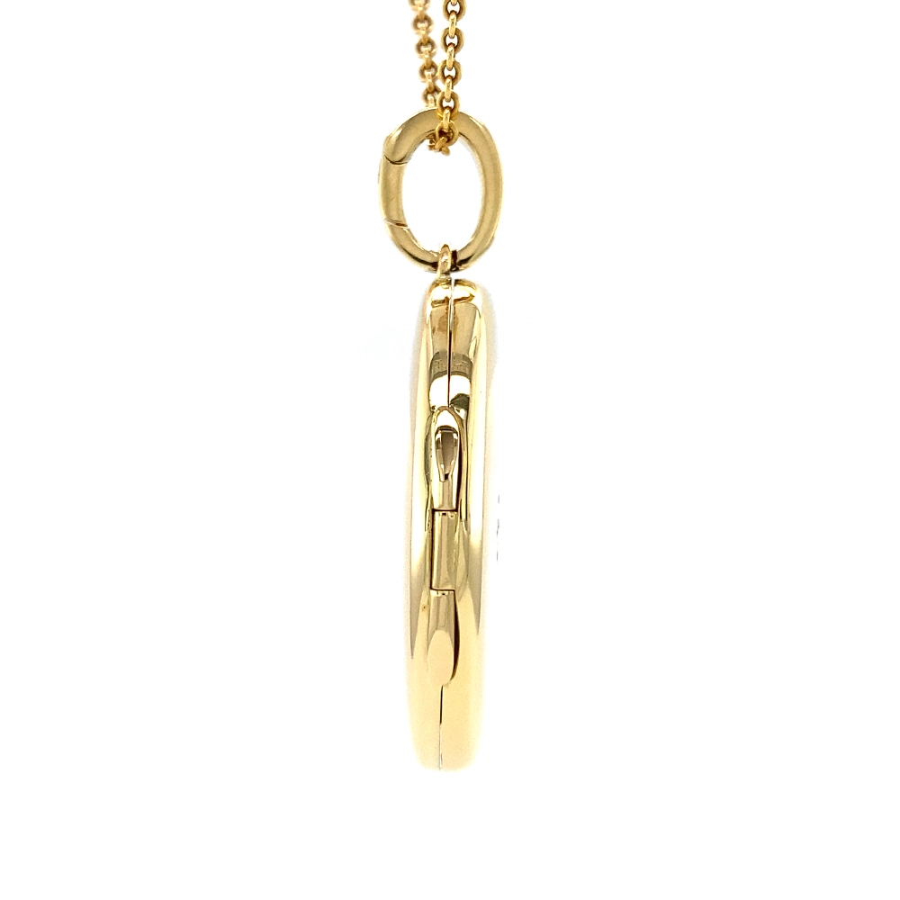 Ovaler Medaillon-Anhänger in Gelbgold mit sternförmig gefassten Brillanten.