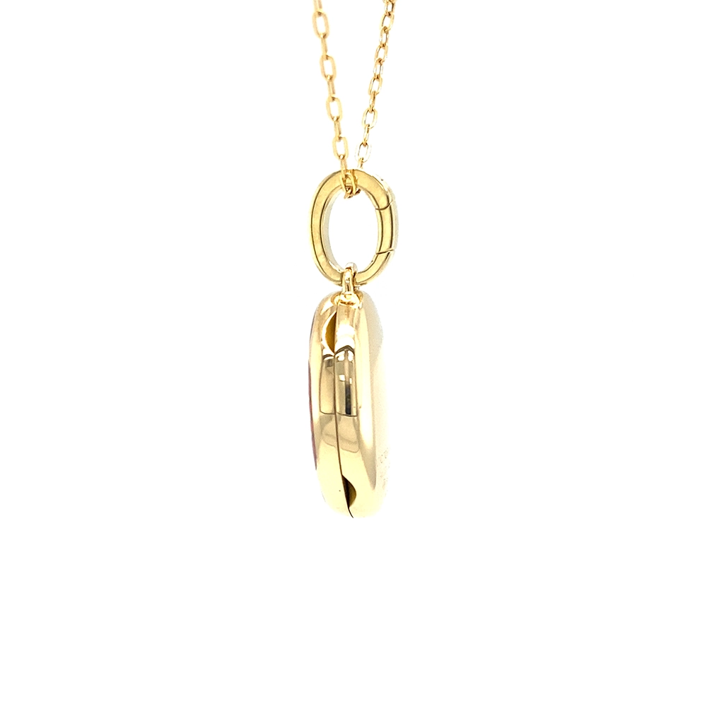 Ovaler Medaillon-Anhänger aus Gelbgold, rot lackiert mit einer vielzahl kleiner goldener Punkte und mit einem Stern aus Brillanten in der Mitte.